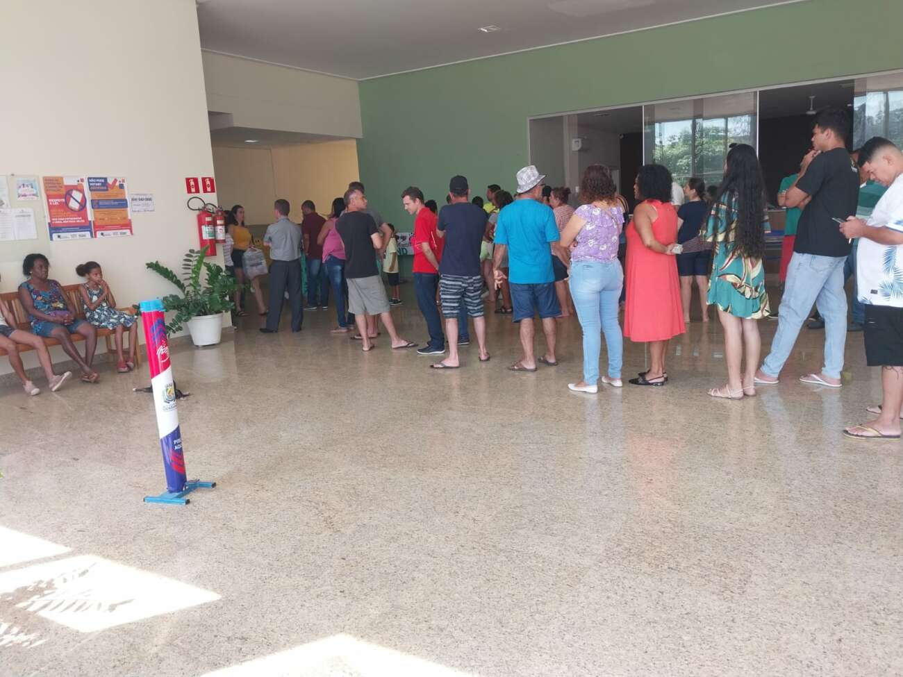 Eleitores de Guarapari enfrentam filas durante a manhã deste domingo (02)