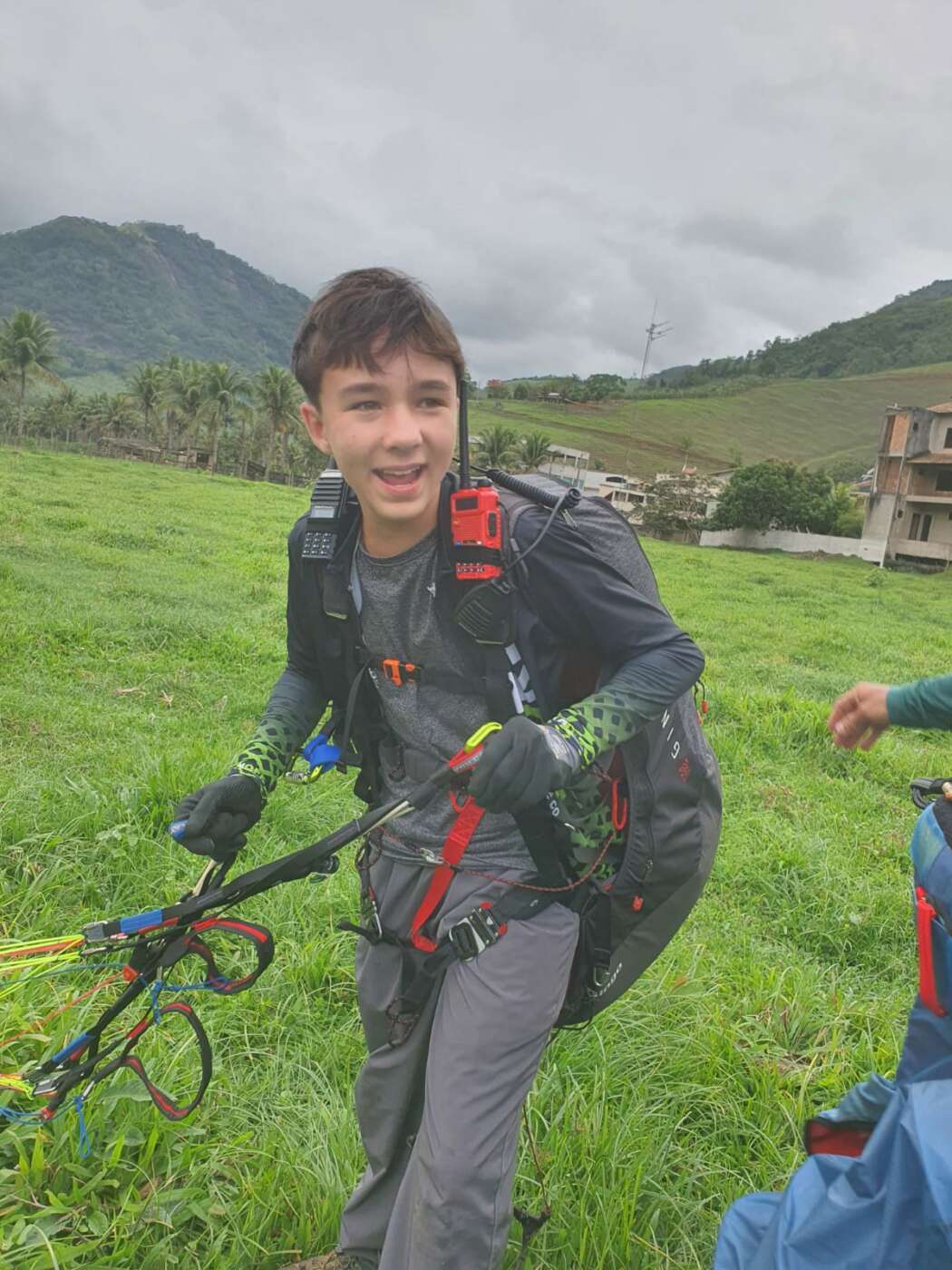 Alfredo Chaves: adolescente realiza 1º voo de parapente e se torna o piloto mais novo do ES