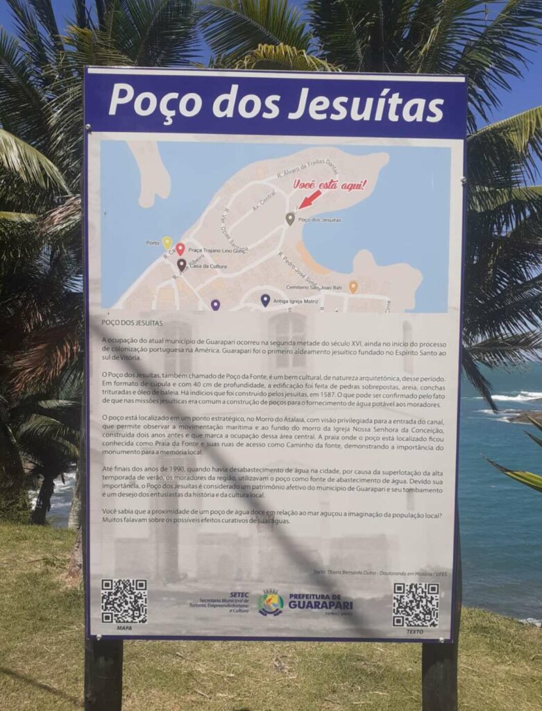 <i>Coluna Dom Antônio</i>: Placas indicativas dos principais lugares turísticos e históricos de Guarapari
