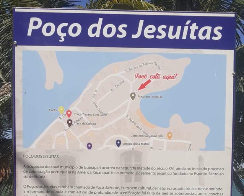 <i>Coluna Dom Antônio</i>: Placas indicativas dos principais lugares turísticos e históricos de Guarapari