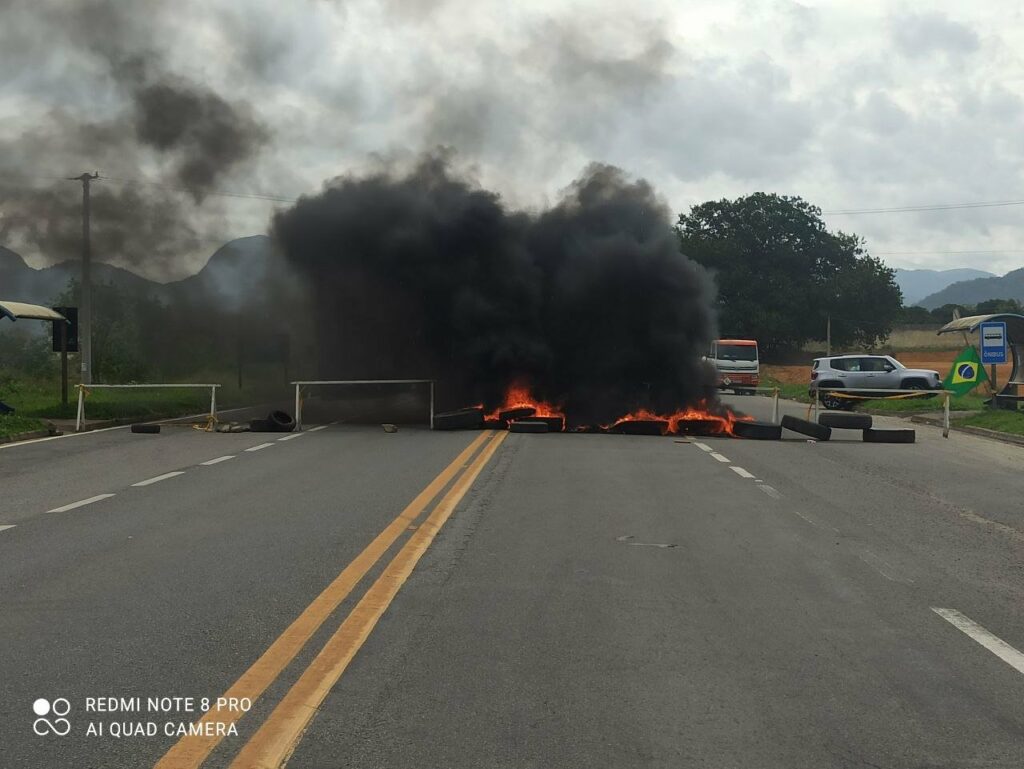 Em protesto, caminhoneiros interditam trecho da BR-101 no Espírito Santo