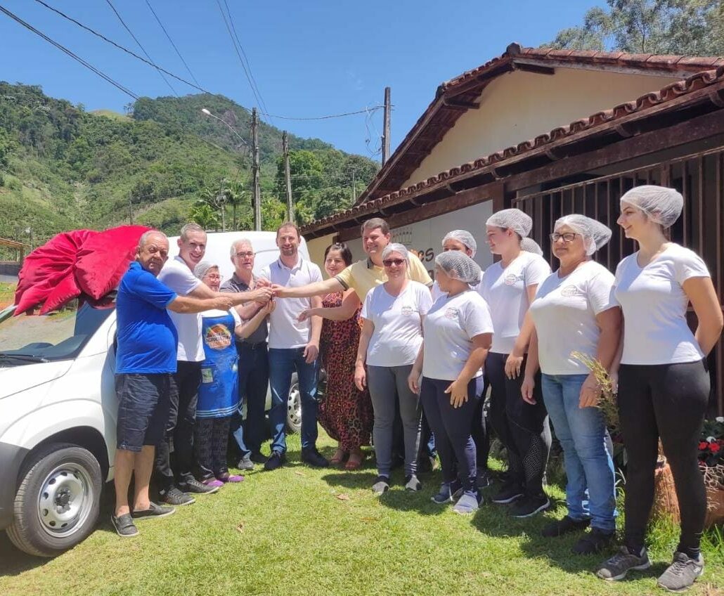 Governo do ES entrega veículo completo para associação de Anchieta