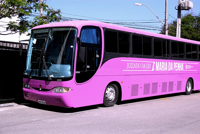Outubro Rosa: ação em Guarapari com presença do Ônibus Rosa do Juizado Itinerante da Lei Maria da Penha