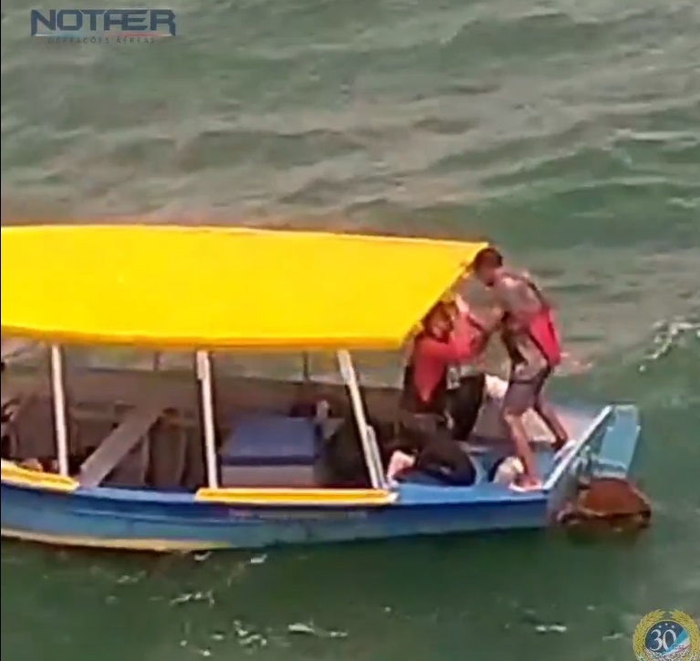Vídeo: homem é resgatado após três dias desaparecido no mar em Guarapari