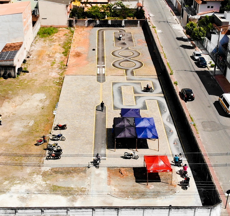 Autoescola oferta pista particular para treinamento de moto em Guarapari