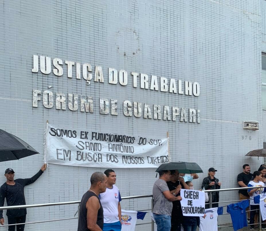 Ex-funcionários da rede Santo Antônio reivindicam direitos trabalhistas durante manifestação em Guarapari