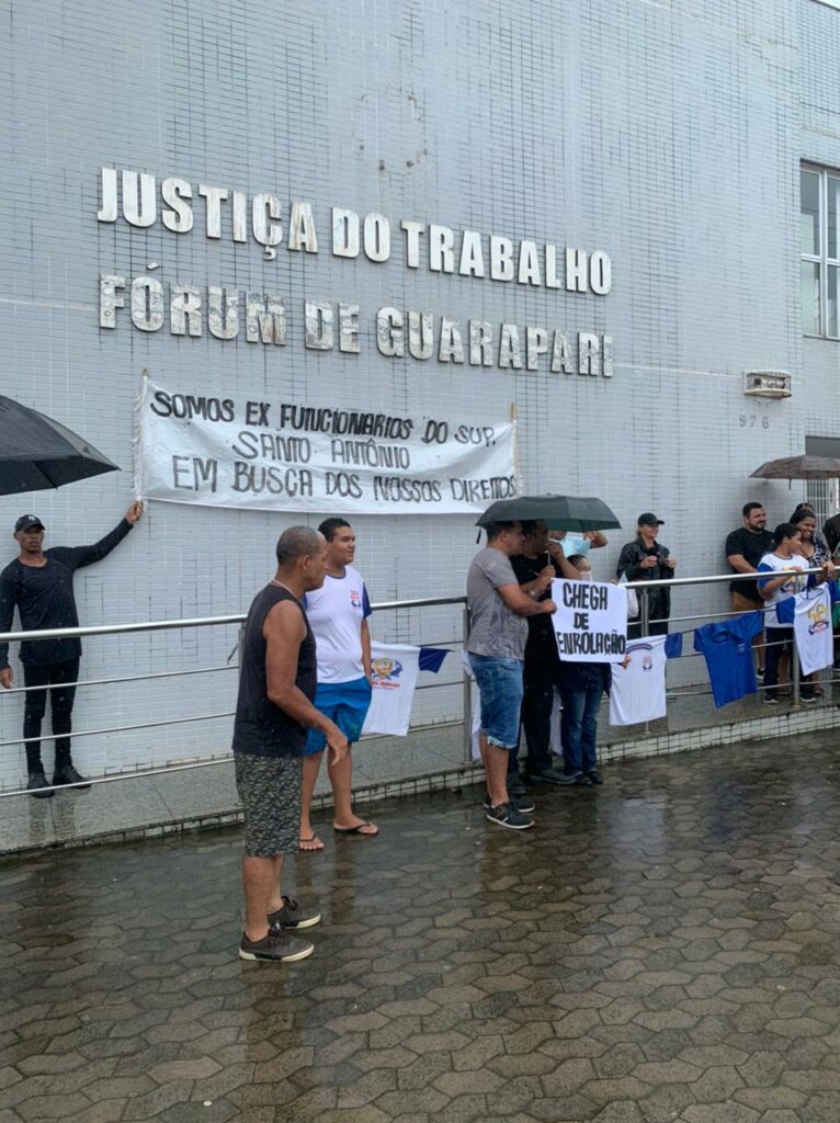 Ex-funcionários da rede Santo Antônio reivindicam direitos trabalhistas durante manifestação em Guarapari