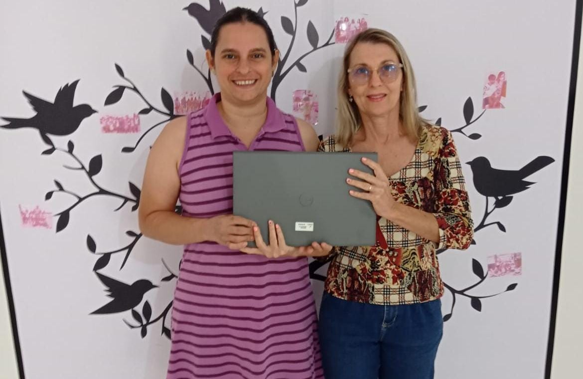 Professores de Anchieta recebem notebooks para auxílio nas aulas