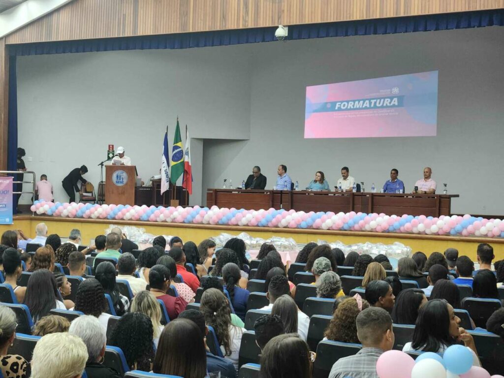 Centenas de alunos participam da formatura dos cursos QualificarES em Guarapari