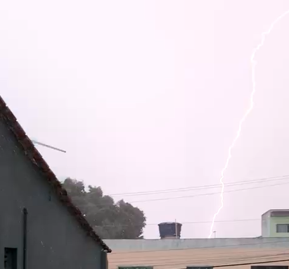 Após dia de sol e calor, forte chuva atinge Guarapari na tarde deste sábado (10)
