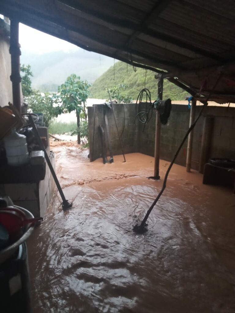 Comunidade do interior de Guarapari sofre com chuva intensa e pede ajuda