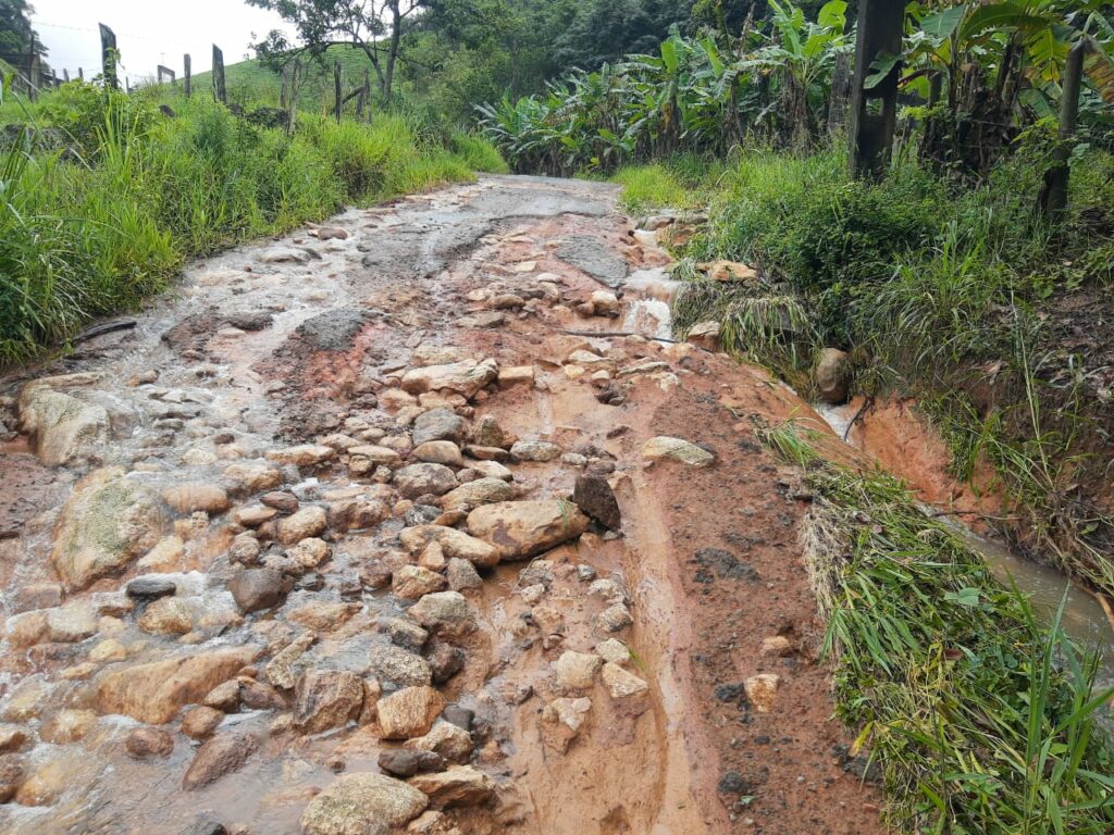 Comunidade do interior de Guarapari sofre com chuva intensa e pede ajuda