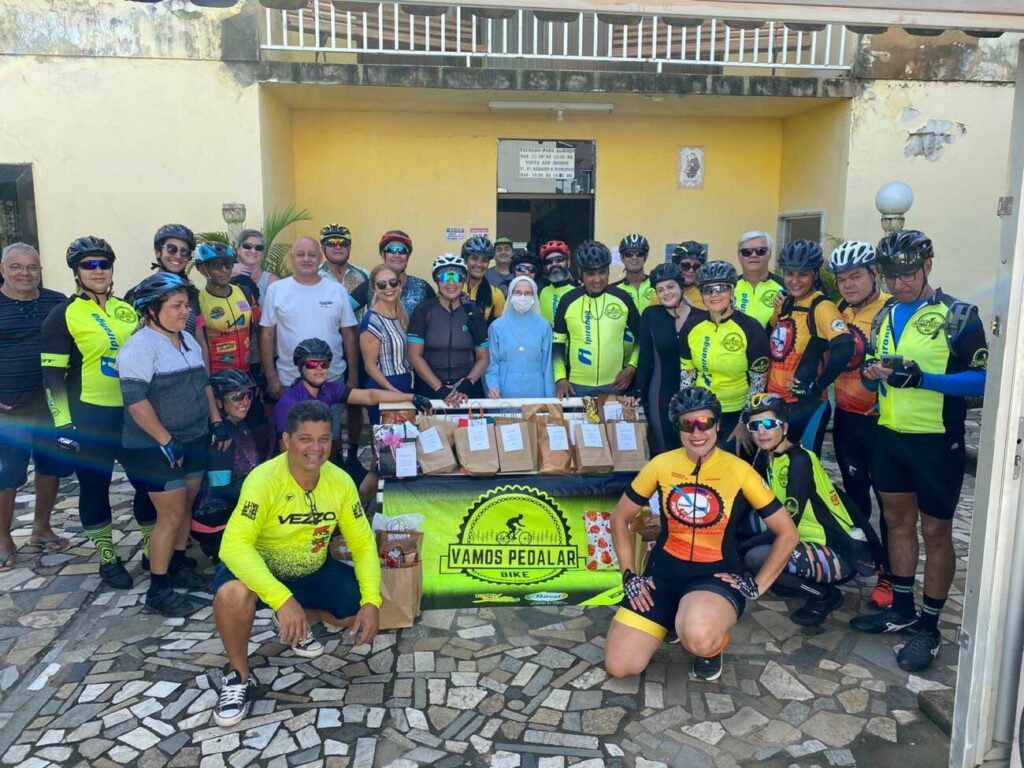 Campanha de ciclistas garante presentes de Natal para idosos do Risa, em Guarapari