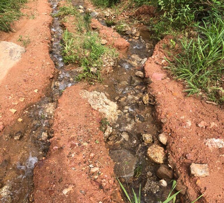 VÍDEO: estrada danificada ainda prejudica moradores de Alto São Miguel, em Guarapari