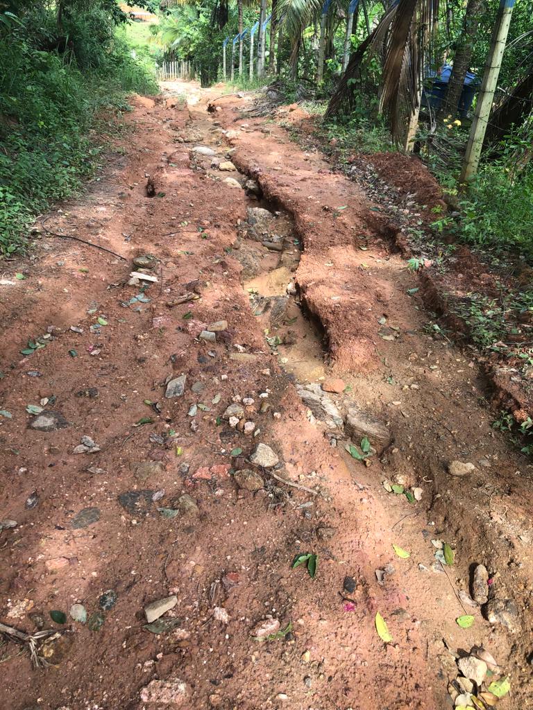 ‘Estamos ilhados, sem o direito de ir e vir’: estrada destruída prejudica moradores em bairro de Guarapari