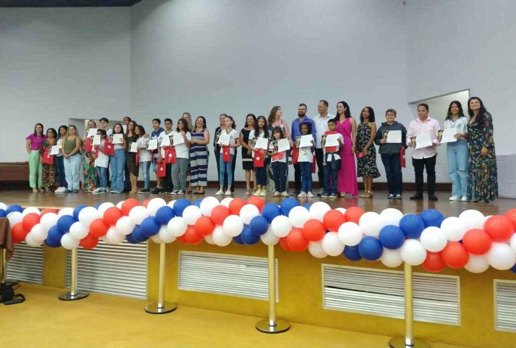 Prefeitura de Guarapari homenageia destaques da rede municipal de ensino em 2022