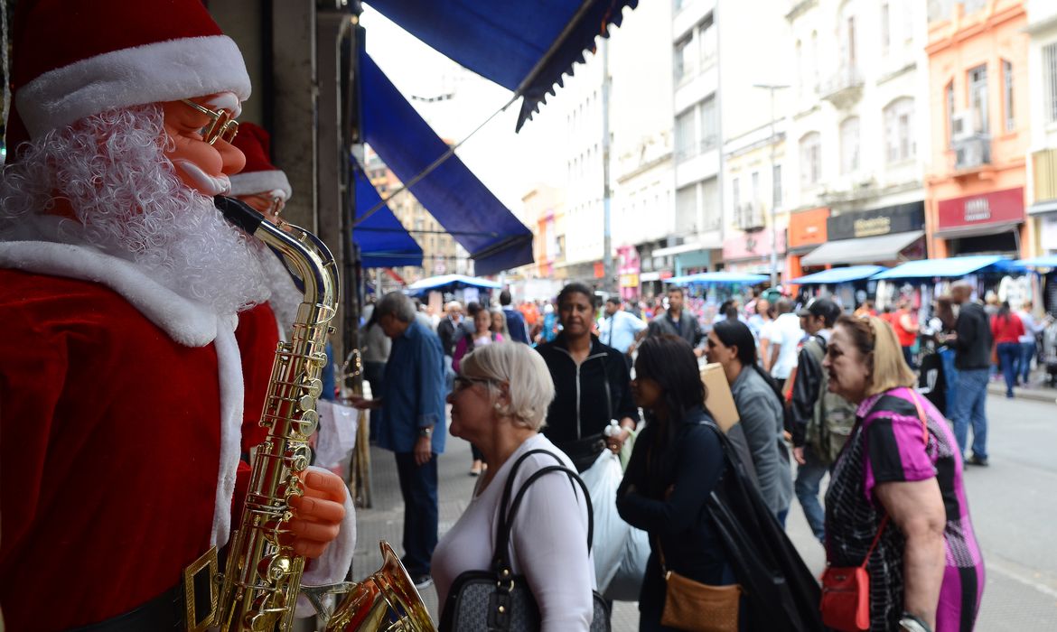 Procon dá dicas para consumidores que precisam trocar presentes de Natal