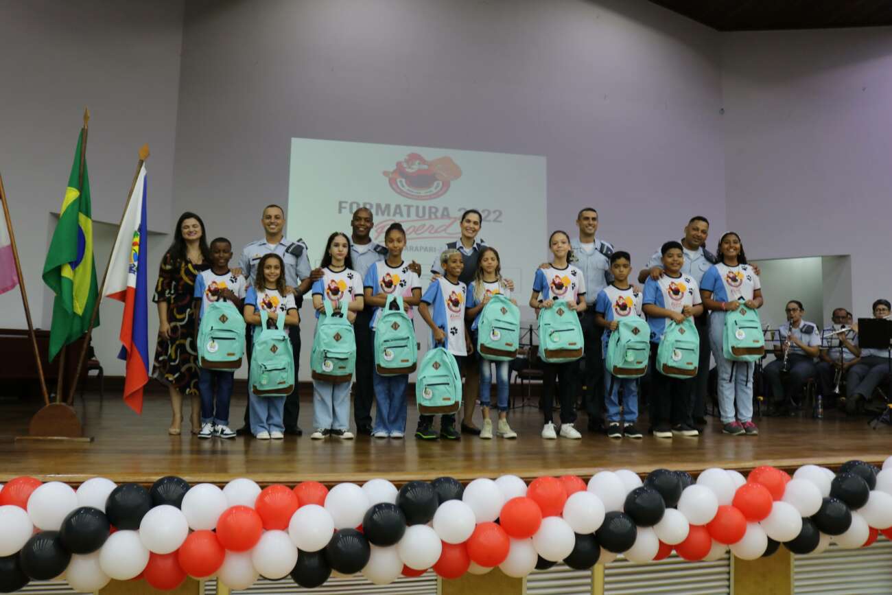 Estudantes da rede municipal participam de formatura do Proerd em Guarapari