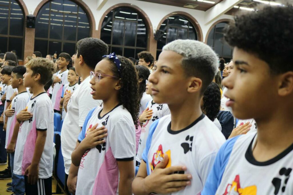 Estudantes da rede municipal participam de formatura do Proerd em Guarapari