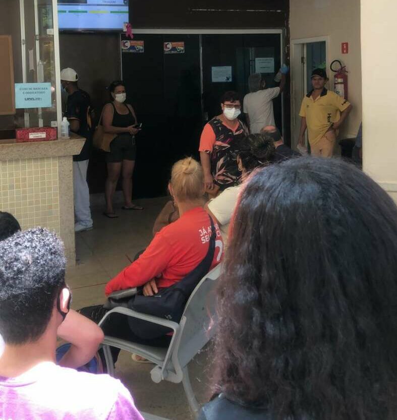 Pacientes relatam grande demora para atendimento na UPA de Guarapari nesta sexta (09)