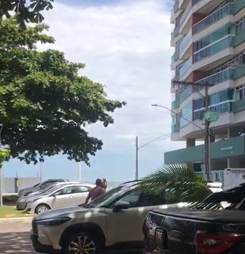 Moradores e turistas denunciam atuação ilegal de ‘guardadores de vagas’ no Centro de Guarapari