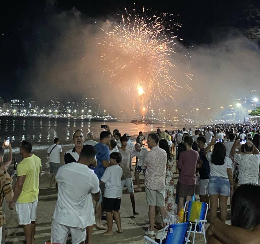 Praia do Morro e Centro tem Réveillon com fogos e muitos turistas em Guarapari