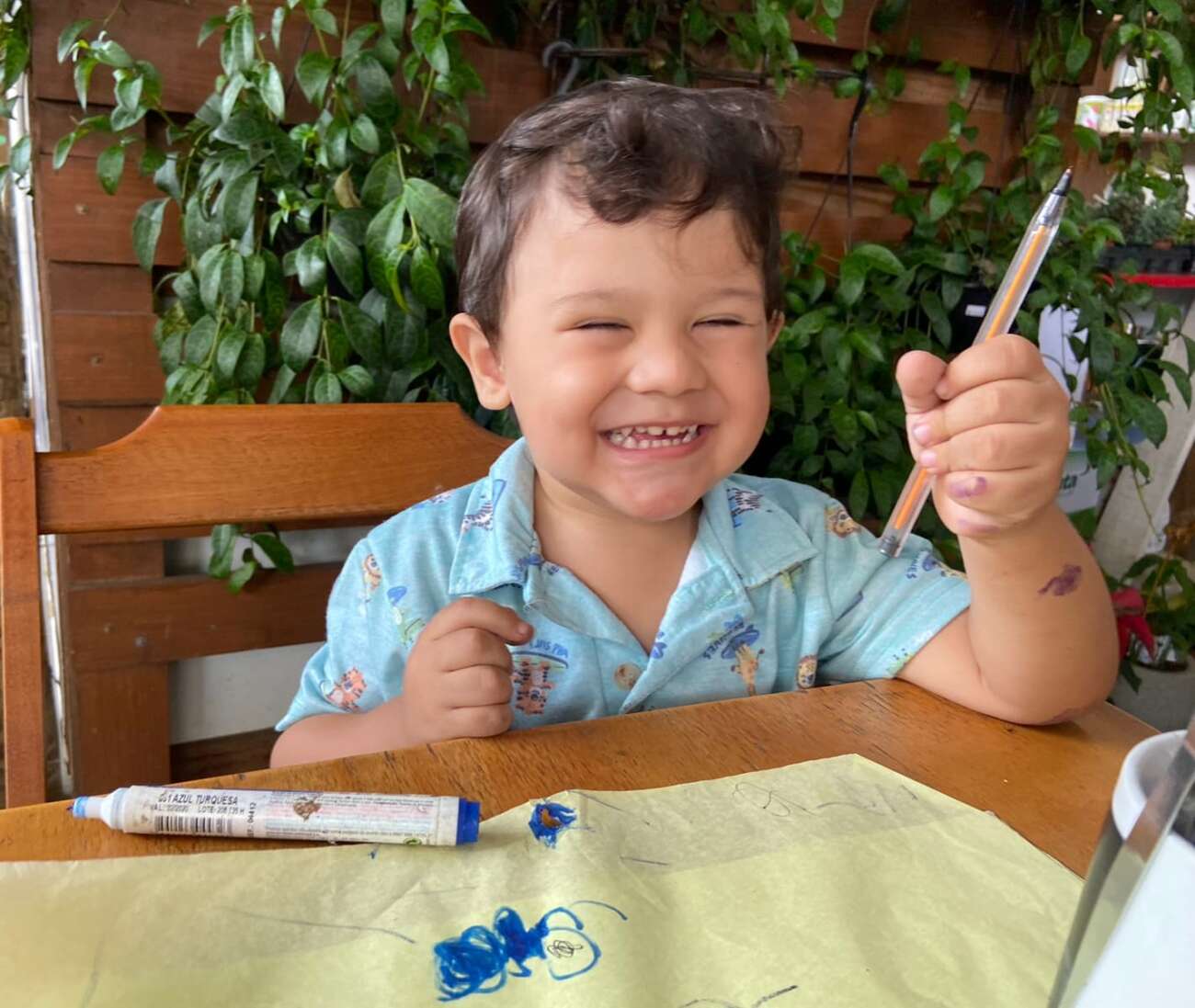 Aos 2 anos, menino de Guarapari chama atenção por saber ler e até somar