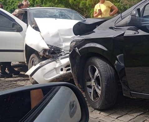 Vídeo: colisão entre carros deixa feridos em Alfredo Chaves; genro e filha do Prefeito se envolveram
