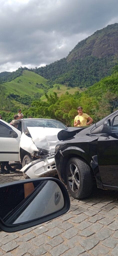Vídeo: colisão entre carros deixa feridos em Alfredo Chaves; genro e filha do Prefeito se envolveram