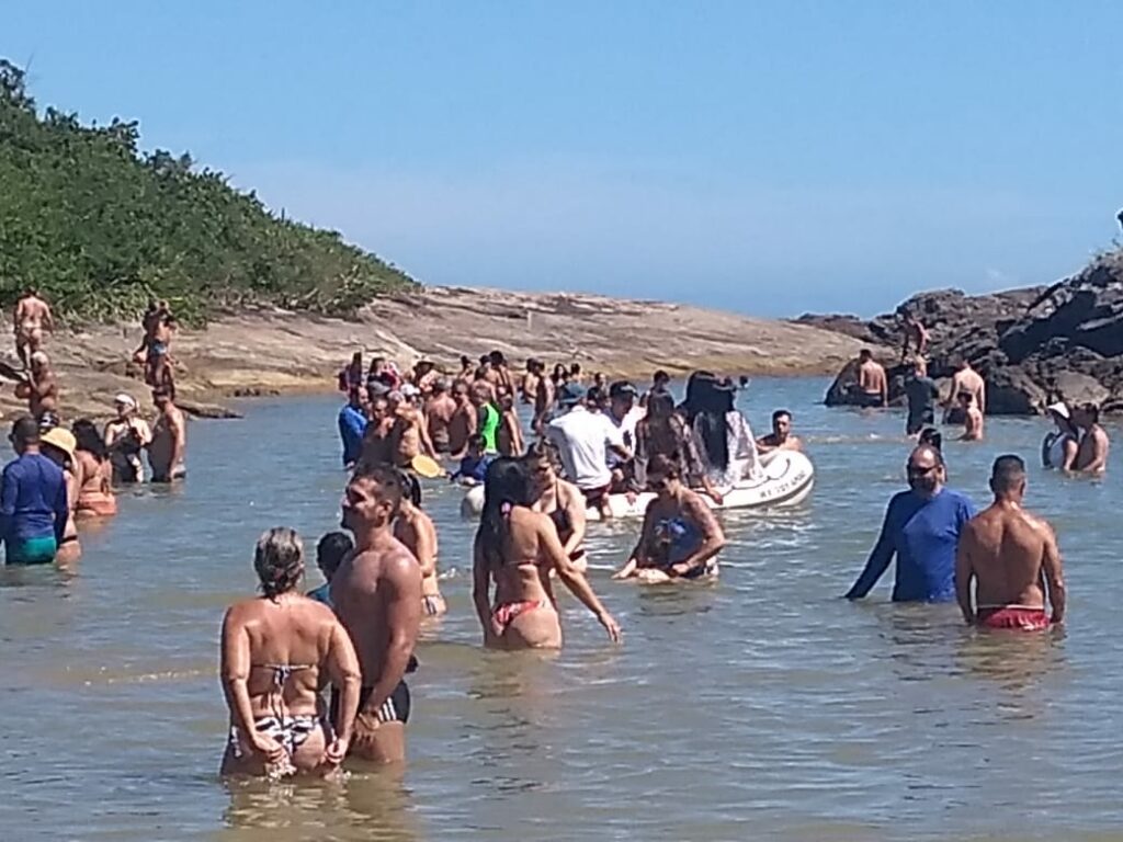 Operação Verão: Marinha do Brasil fiscaliza praias de Guarapari e outras regiões do ES