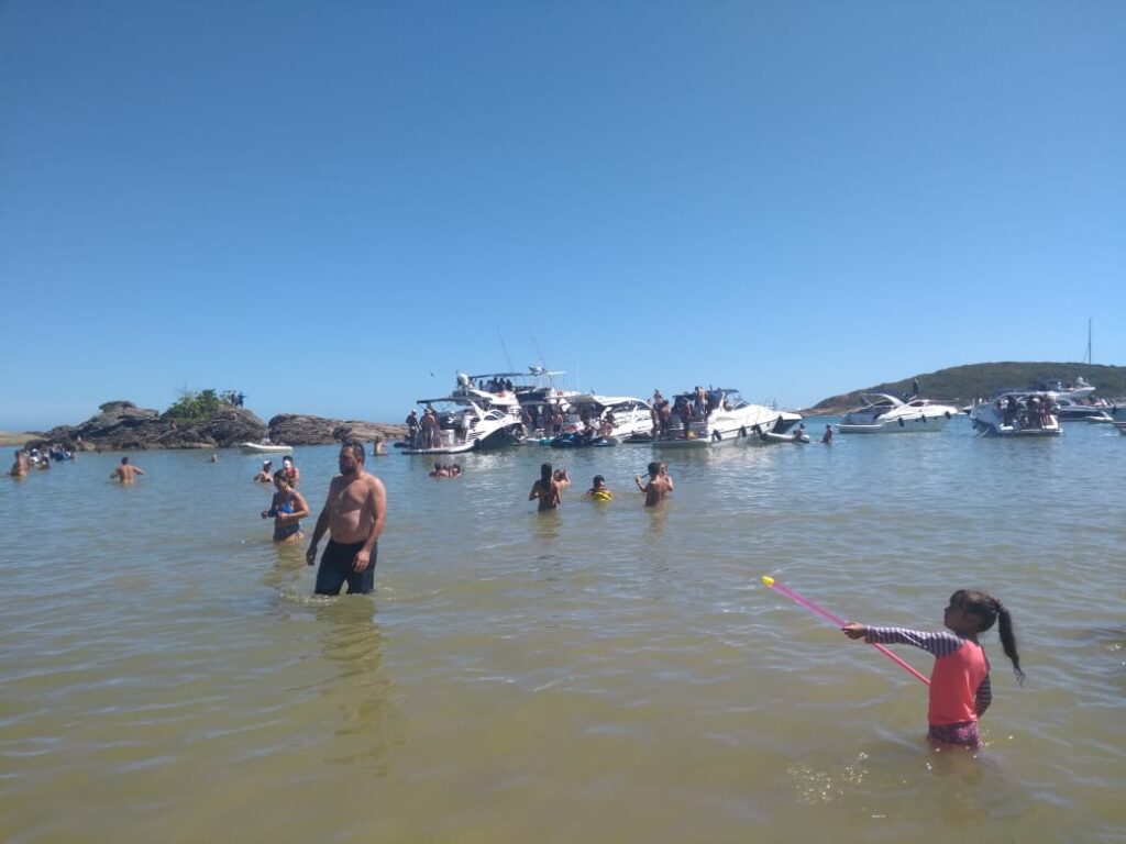 Operação Verão: Marinha do Brasil fiscaliza praias de Guarapari e outras regiões do ES