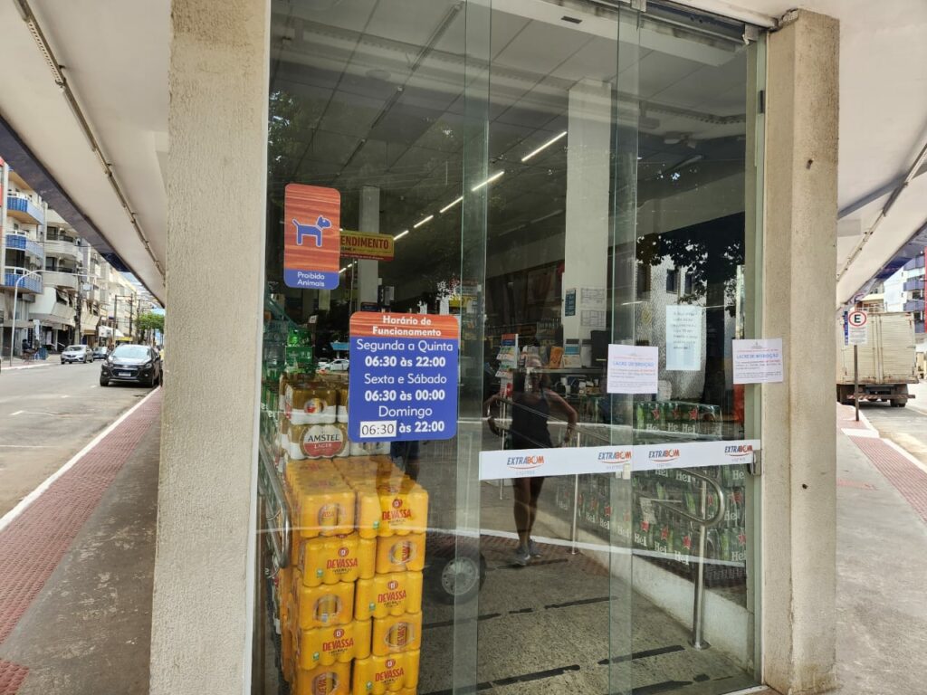 Supermercado com alvará vencido é interditado em Guarapari