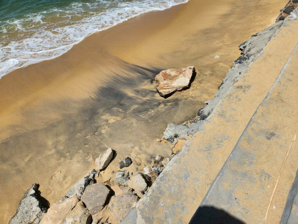 'O risco é grande': moradores temem novo desabamento na Praia da Areia Preta, em Guarapari