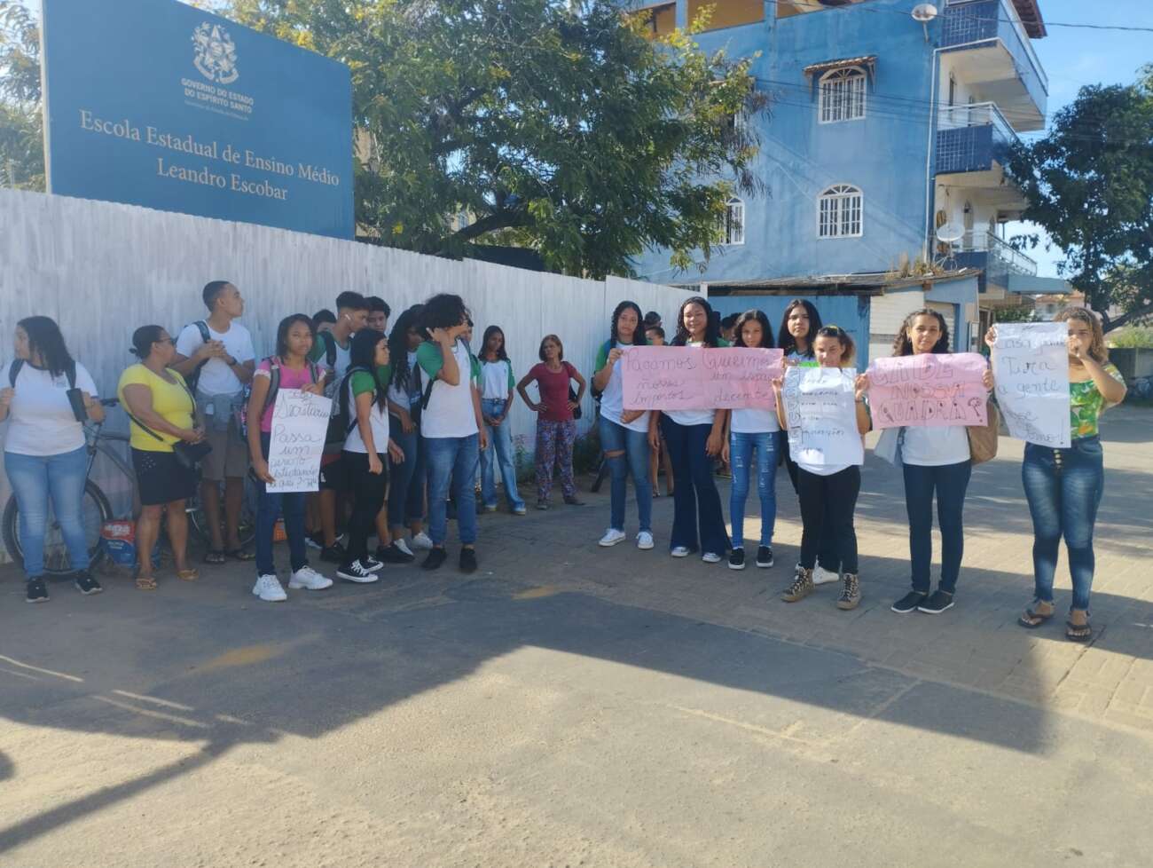 Pais manifestam sobre condições de escola para o ano letivo em Guarapari