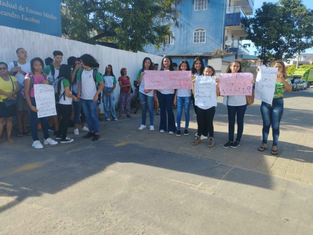 Pais manifestam sobre condições de escola para o ano letivo em Guarapari