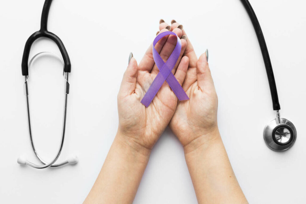 Fevereiro Roxo: mês busca conscientizar sobre lúpus, fibromialgia e Alzheimer