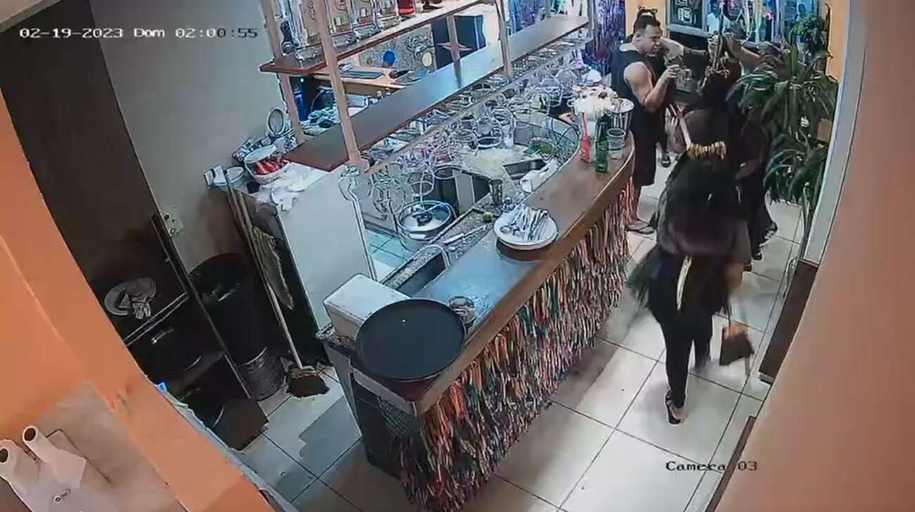 Foliões invadem restaurante, cometem agressões e destruição no Centro de Guarapari