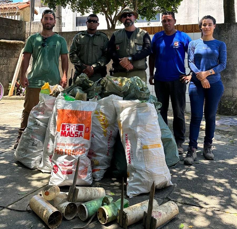 Secretaria de Meio Ambiente realiza mutirão de limpeza no manguezal de Anchieta
