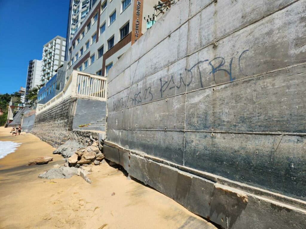 'O risco é grande': moradores temem novo desabamento na Praia da Areia Preta, em Guarapari