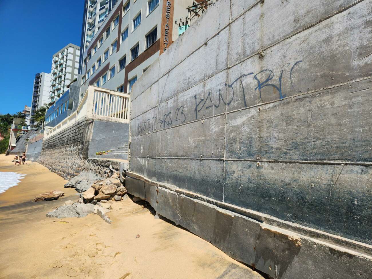 ‘O risco é grande’: moradores temem novo desabamento na Praia da Areia Preta, em Guarapari