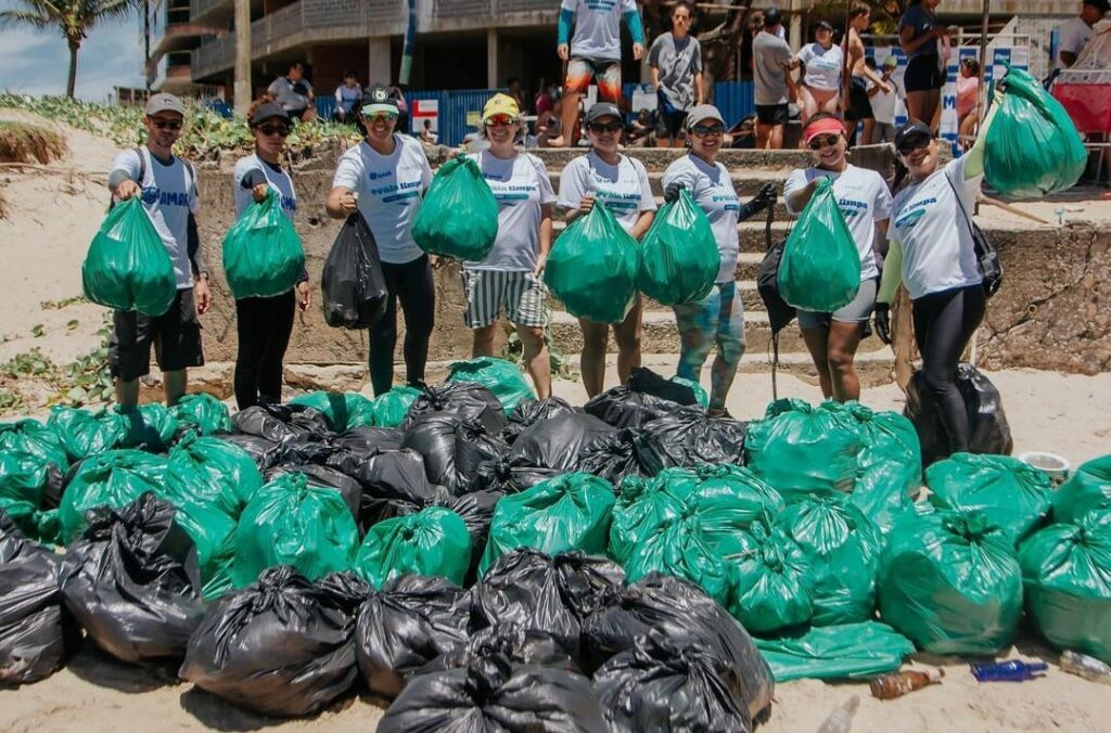 Mutirão de limpeza recolhe 300 kg de lixo em praias de Guarapari
