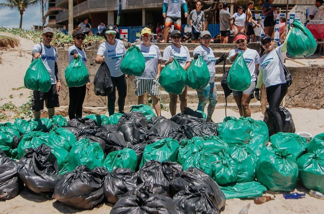 Mutirão de limpeza recolhe 300 kg de lixo em praias de Guarapari