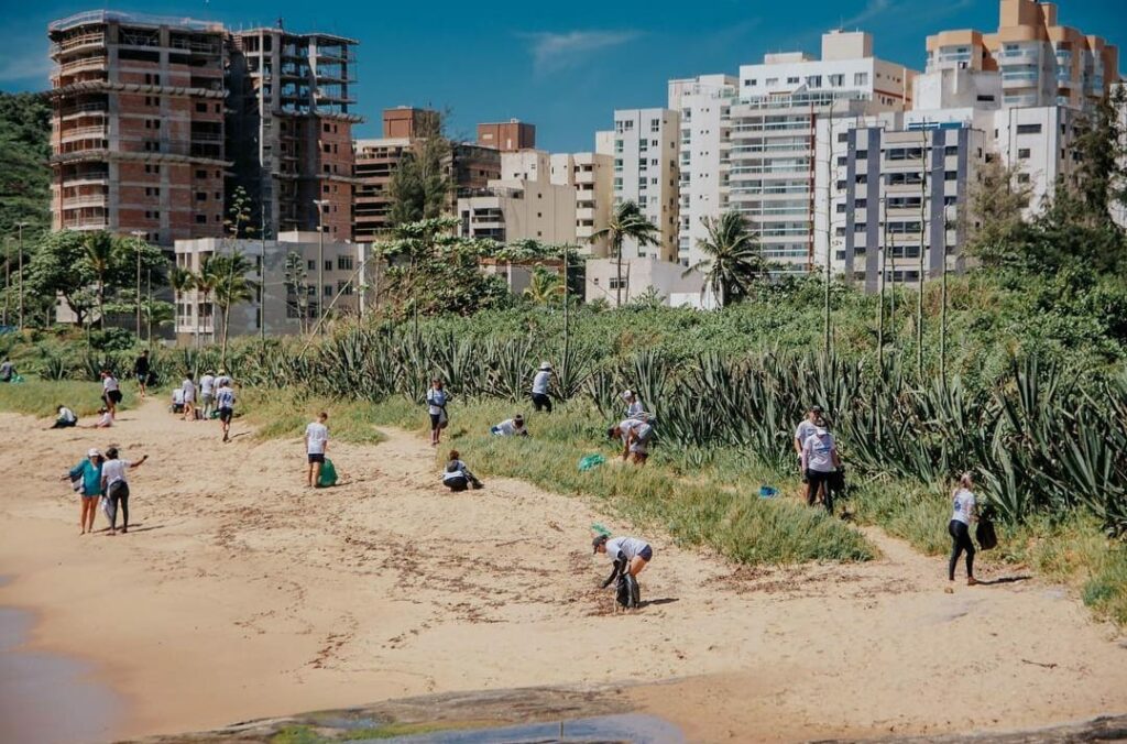 Mutirão de limpeza recolhe 300 kg de lixo em praias de Guarapari