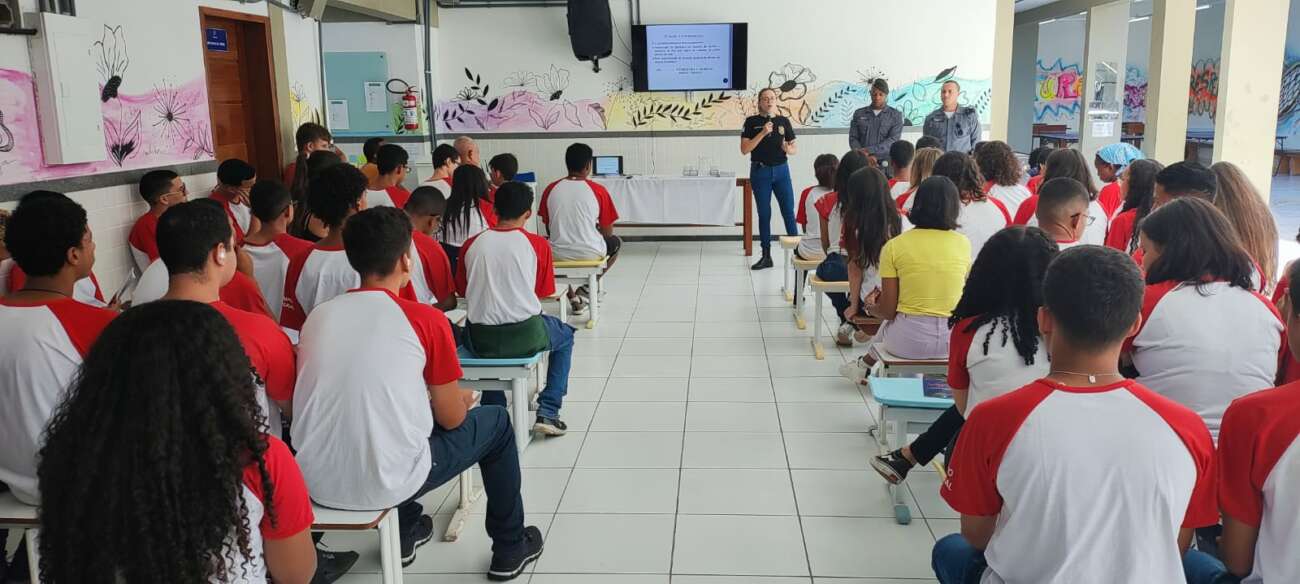 Estudantes de Guarapari recebem palestra educativa da Patrulha Maria da Penha