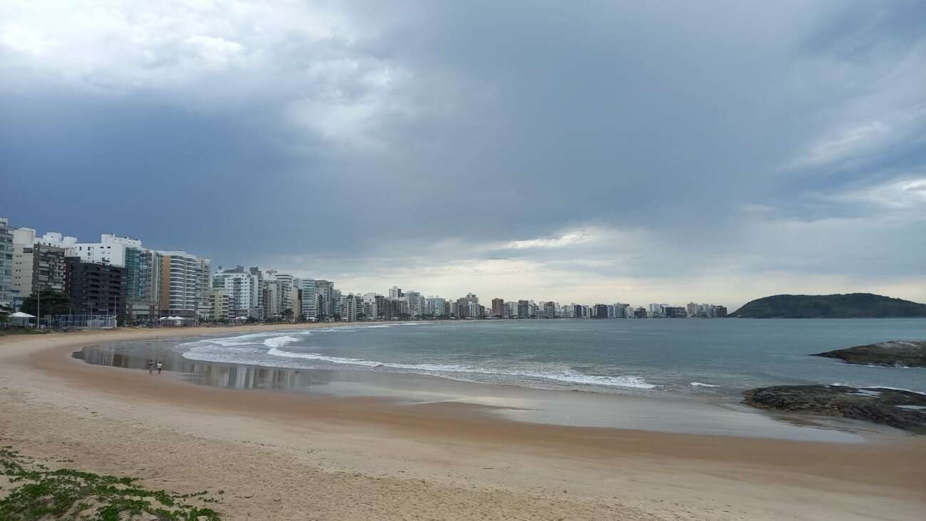 Março chega com menos calor e possibilidade de chuvas em Guarapari, aponta Incaper