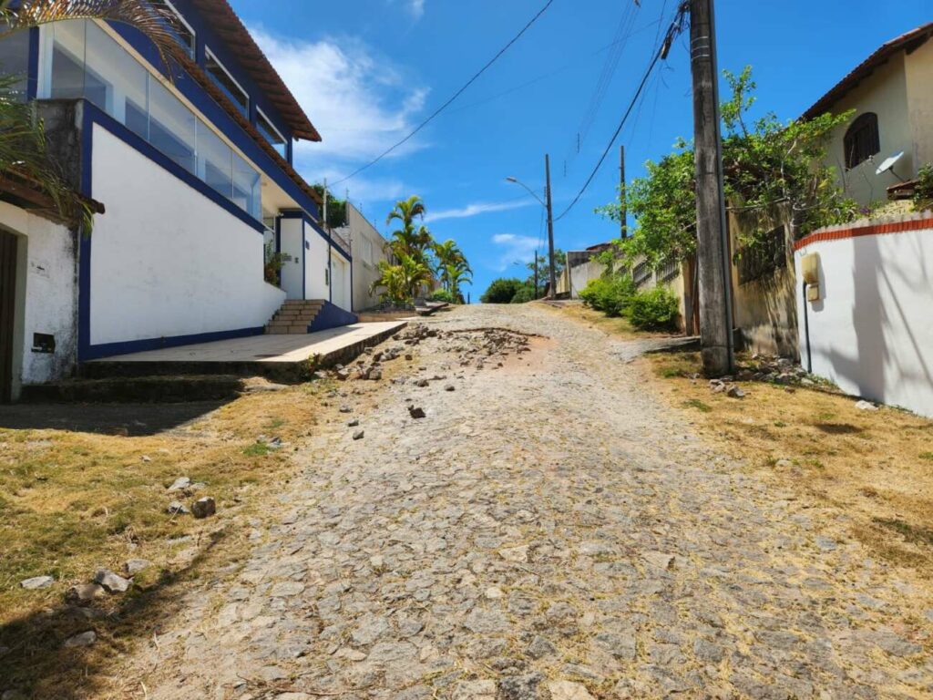 Guarapari: com rua esburacada, moradores de Meaípe reclamam de abandono da Prefeitura