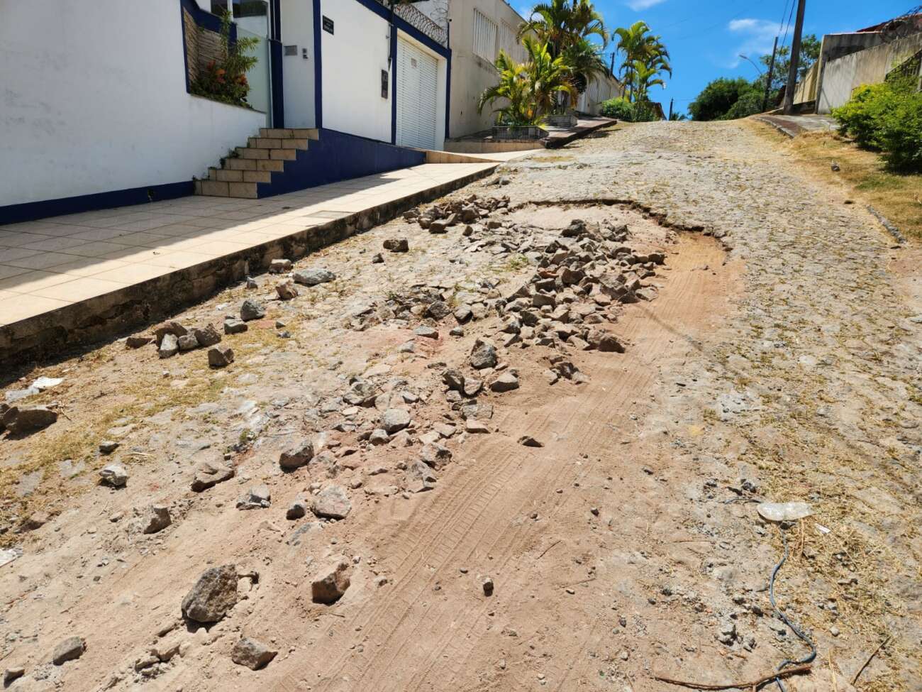 Guarapari: com rua esburacada, moradores de Meaípe reclamam de abandono da Prefeitura