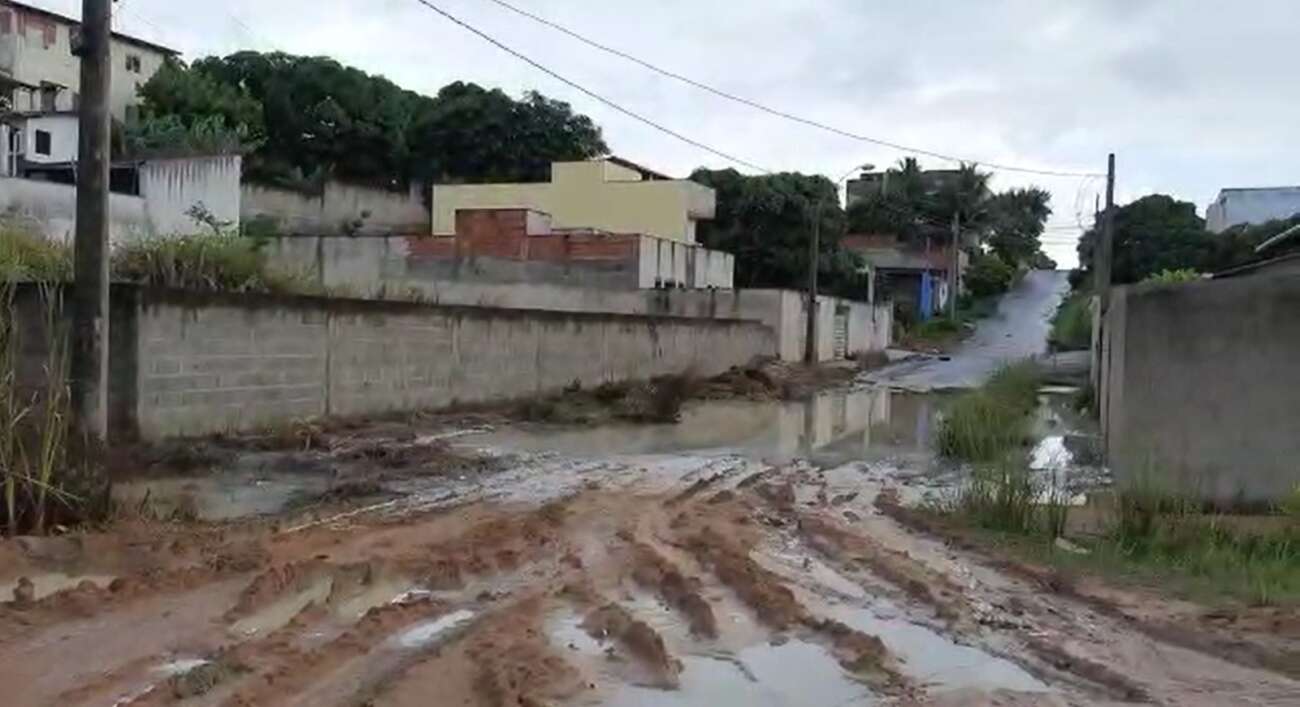 Avenida em Santa Mônica fica intransitável devido a lama e esgoto em Guarapari