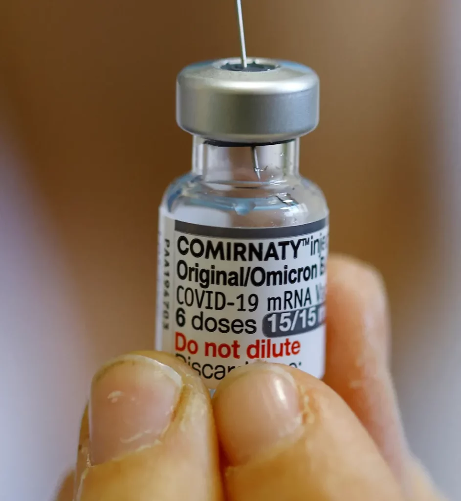Vacina bivalente contra Covid-19 é aplicada em todas as Unidade de Saúde de Guarapari