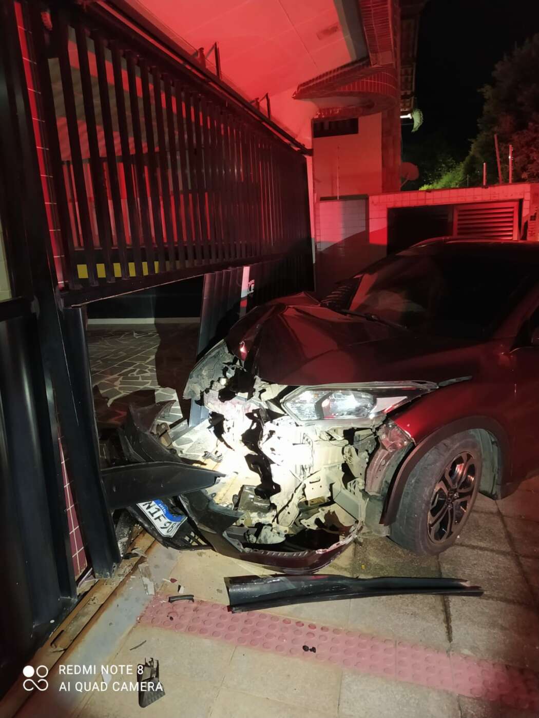 Motorista bêbado foge da PRF, bate em muro e acaba preso em Guarapari